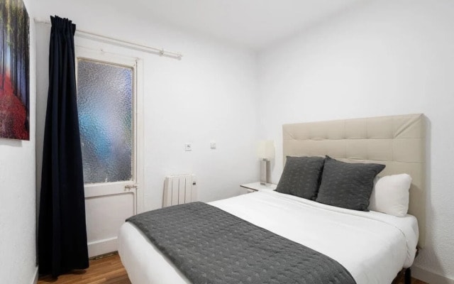 Design 2 Bedroom Flat Next to Pubilla Cases Metro