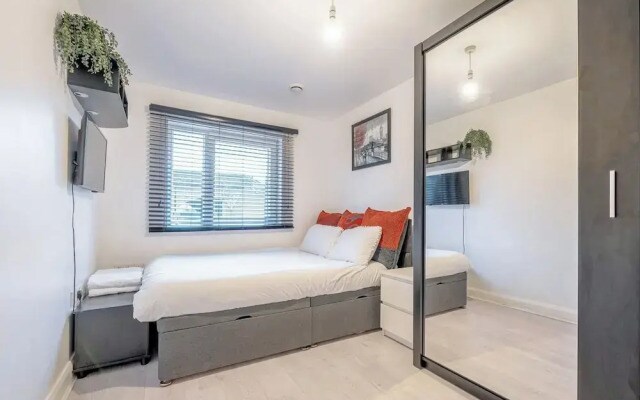 Luxury Central London Balcony 1-bed Apt w/ Parking