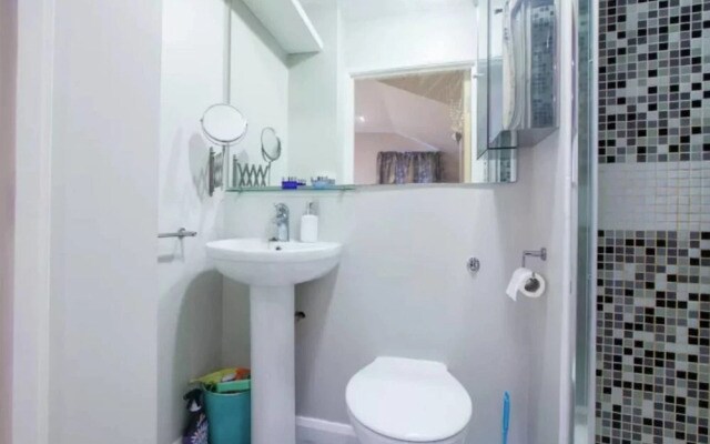 Spacious 2BR Home in Surrey Quays W/terrace