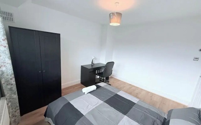 Fountain House-sleeps 5-central Dagenham-parking