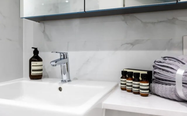 Luxury 1 Bed Apartment in Olympia Kensington