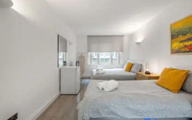 1 Bed Studio Apartment opposite Liverpool Street station