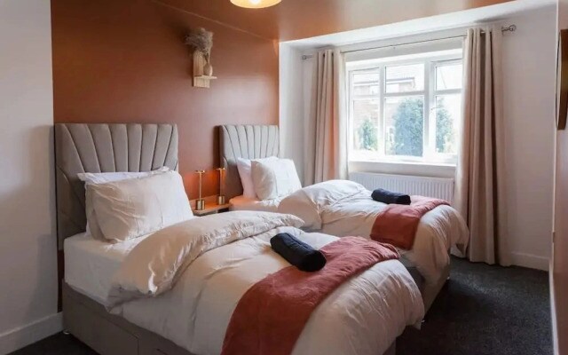 Perfect Booking 4 Bed Home in Stockport