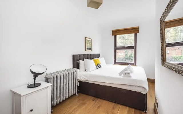 Stunning Light Filled 2 Bed Apartment + Parking Sleeps 7