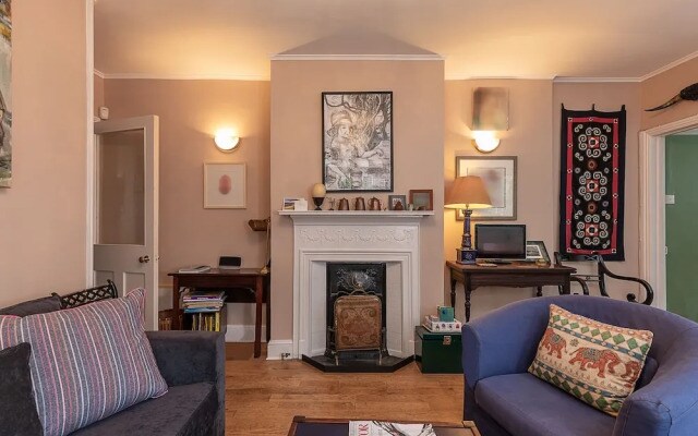 JOIVY 2 Bed Flat With Garden Next to Battersea Park!