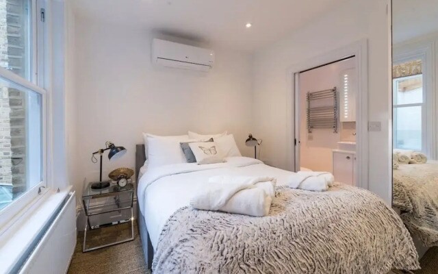 Fulham 2-bed Apt w/ South Terrace Near Tube