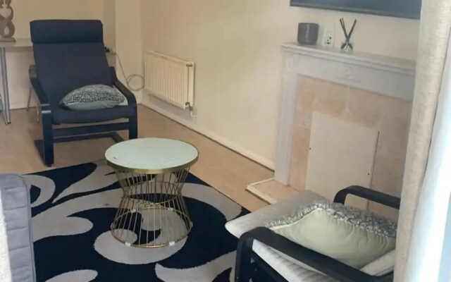 Charming 2-bed House in London
