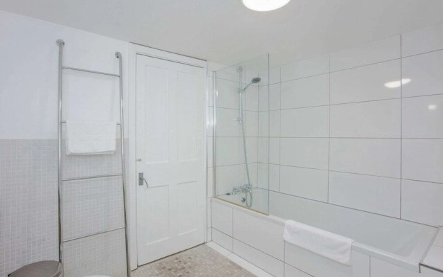 2 Bedroom Flat In Highbury