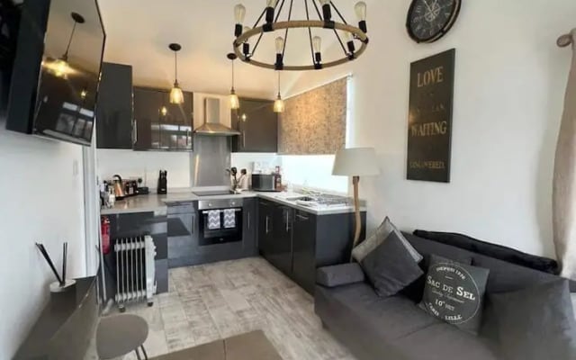 Stunning One Bed Modern & Contemporary Chalet