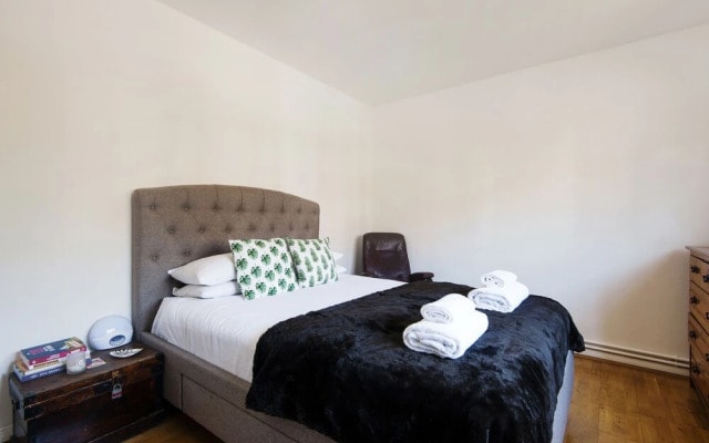 Bright and Breezy home by Clapham Common