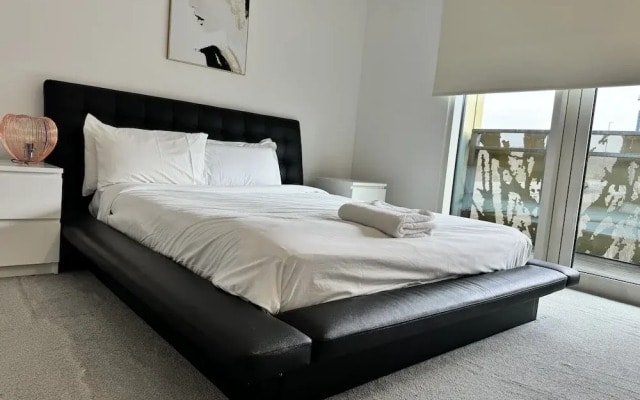Stunning 2 Bed Apartment With Parking