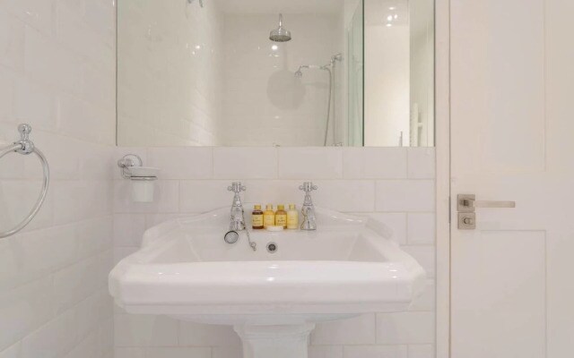 Fantastic 1BR Home - 1 Stop To Canary Wharf!