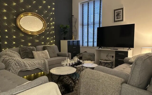 6 Bedroom 5 Shower rm House in Central Nottingham