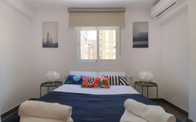 Bright Málaga Beach and Downtown Apartment