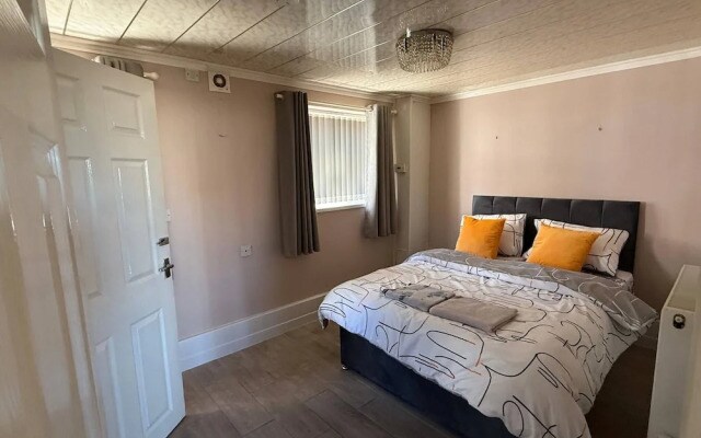Spacious 6 Bedroom Family House