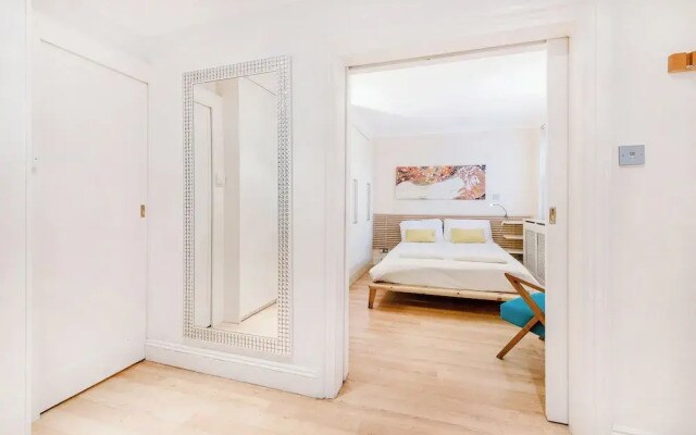 Central Apartment-sleeps 4-98 Walking Score