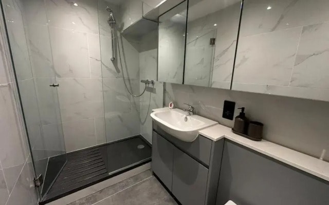 House - Sleeps 4 & Free Parking