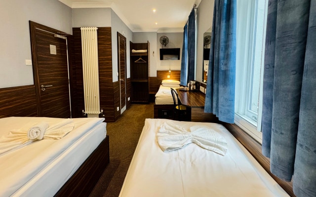 Crestfield Hotel
