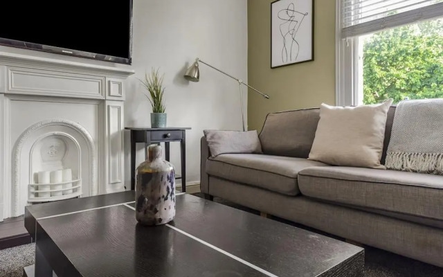Immaculate 2 Bed Flat in West Kensington