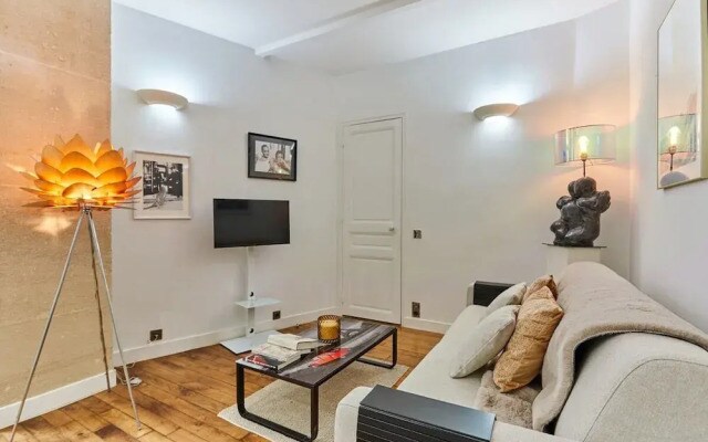 Charming 1 Bedroom Apartment Eiffel Tower
