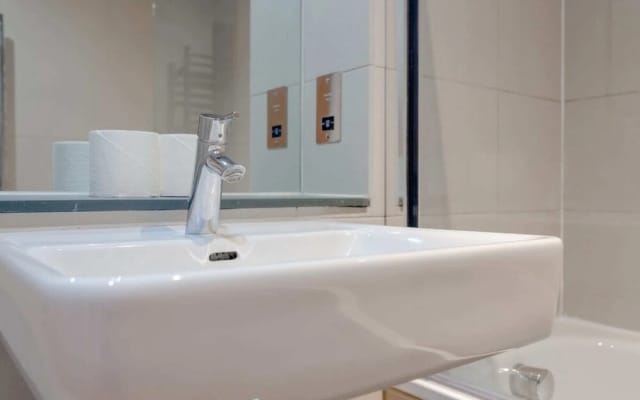 2 Bedroom Apartment In Aldgate East