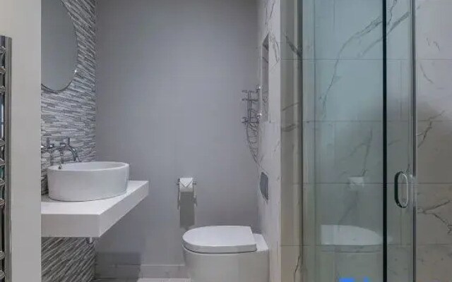 The Eyre Suite Six - Farringdon - by Frankie