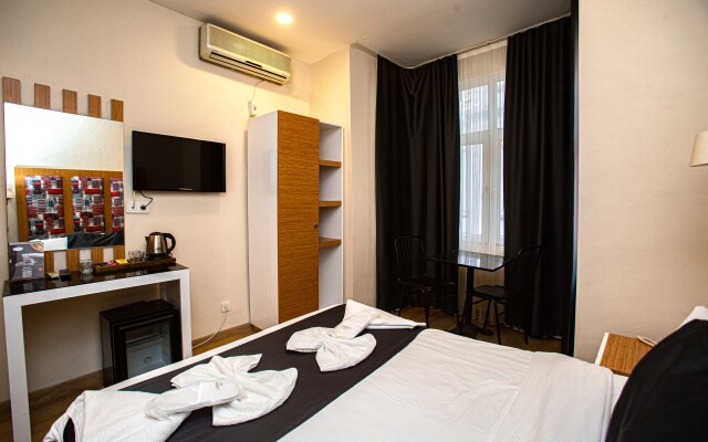 La Pazza Suites Hotel