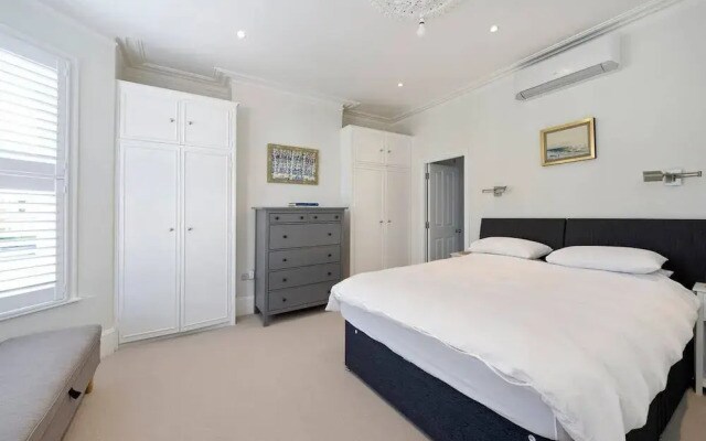 Spacious 4 Bed House, Battersea