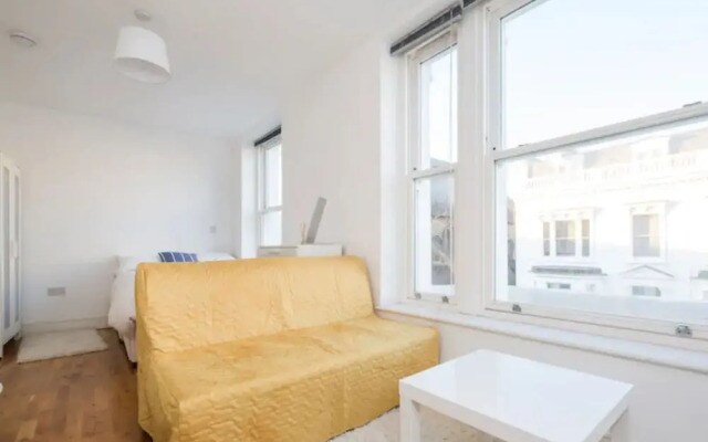 Bright Ensuite Studio Apartment in West Kensington