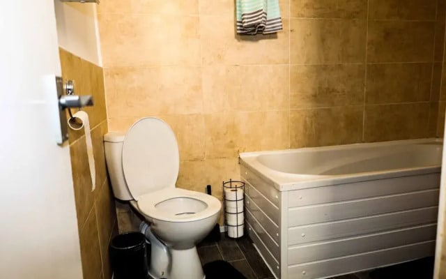 Nottingham 5-br, Sleeps 11 w/ Garden & Parking