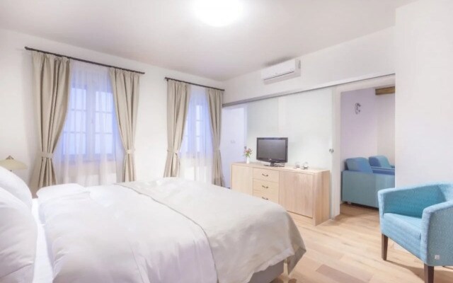 Hotel At the White Lily