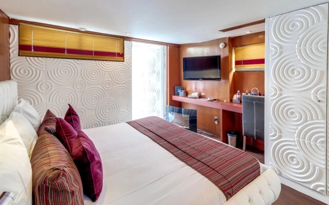 VIP Paris Yacht Hotel