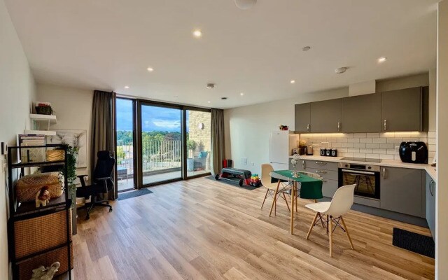 Amazing Flat With Free Parking and Balcony