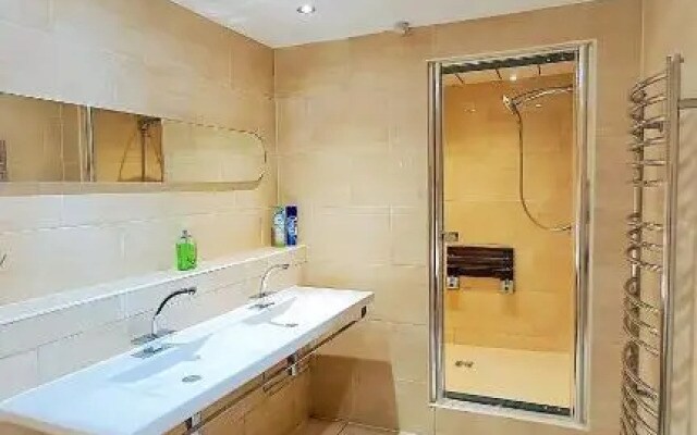 Sidemerseylivingscouk 5BR 3BA Penthouse w Parking in L1