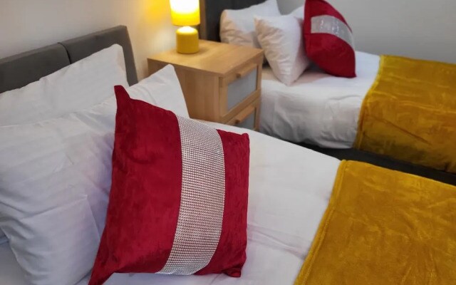 Luxury River View 2-bed Apt, Wifi, Garden, River