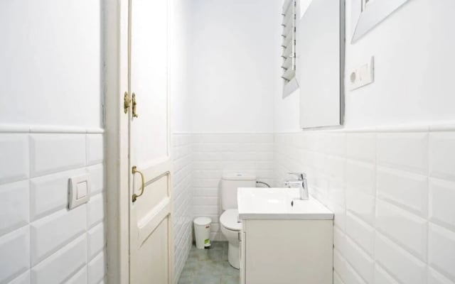 Spacious 4 Bed Apt Close to Sagrada Familia Temple