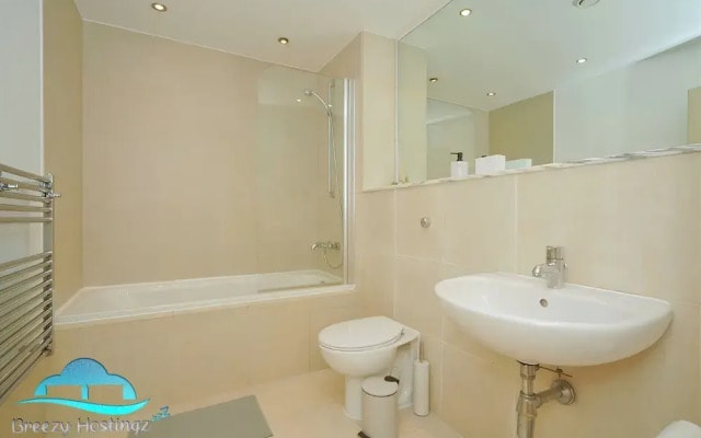 2 Bed Flat - Sleeps 6 - Parking - Wifi