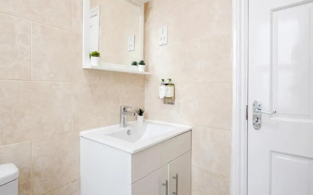 Luxury Apartment 2bed & Parking - East London - by Damask Homes