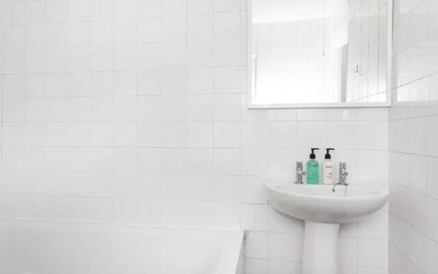 Spacious Studio Apartment Soho Square