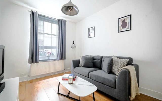 Liverpool Street 2BR City Apartment