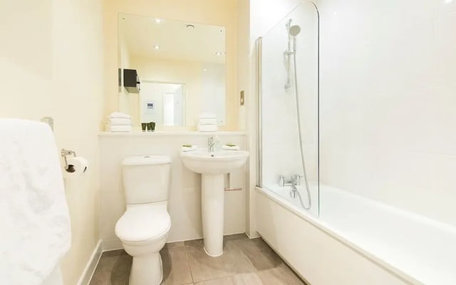 Bright and Spacious 2BR Flat in East London