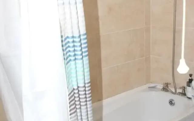Nottingham 5-br, Sleeps 11 w/ Garden & Parking