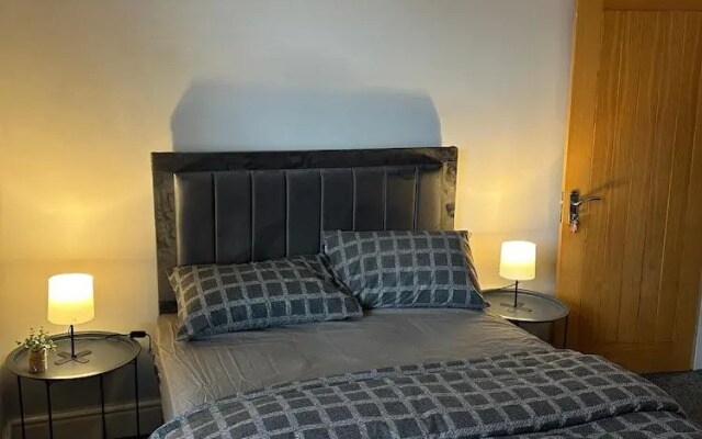 Cozy Manchester House - Stay With Host Onsite
