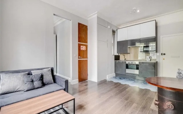 Beautiful flat Next to Victoria Station