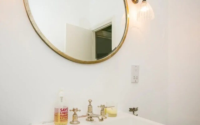 2 Bedroom Period Apartment Next To Clapham Common