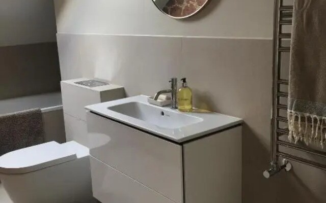 Stunning 5 bed house with private garden