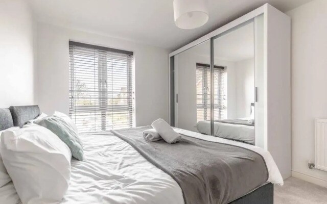 2 Bed & 2 Bath Cosy Apartment Slough- Free Parking