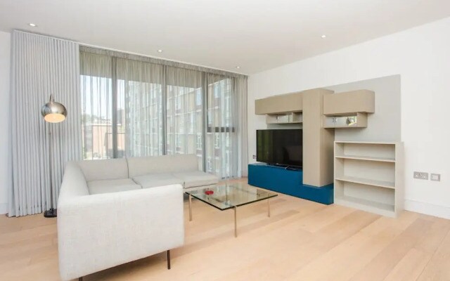 Three Bedroom Flat In Shoreditch With Large Balcony