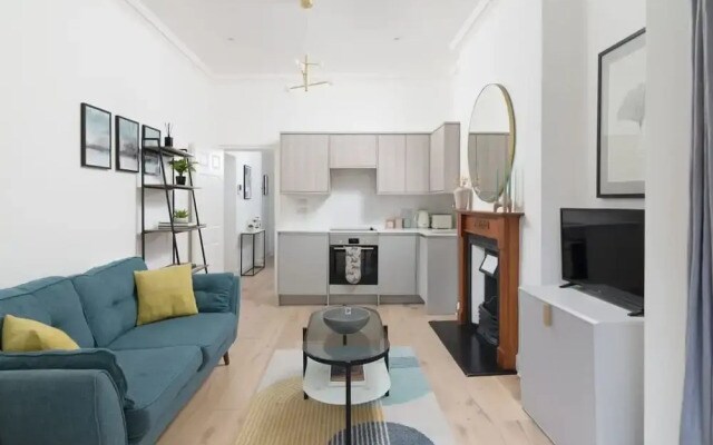 West End Drury Lane Modern 3 Bedroom Apt