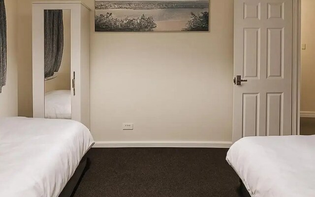 House-sleeps 5 Person -etihad Stadium 15 min Drive